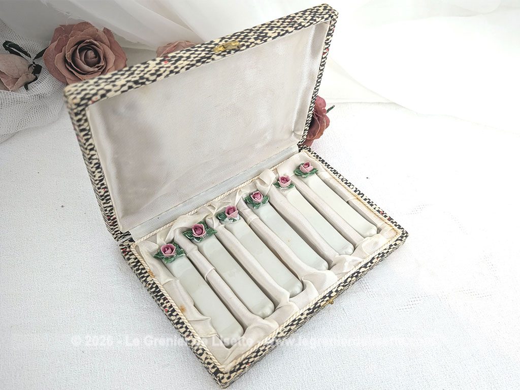 Voici un superbe coffret ancien comprenant 6 porte-couteaux en porcelaine blanche de Limoges, estampillés et numéroté et ornés d'une délicate rose en relief aux tons rose et vert. Présentés dans leur coffret d'origine tapissé de satin ivoire pour apporter une note romantique à vos tables de réception.