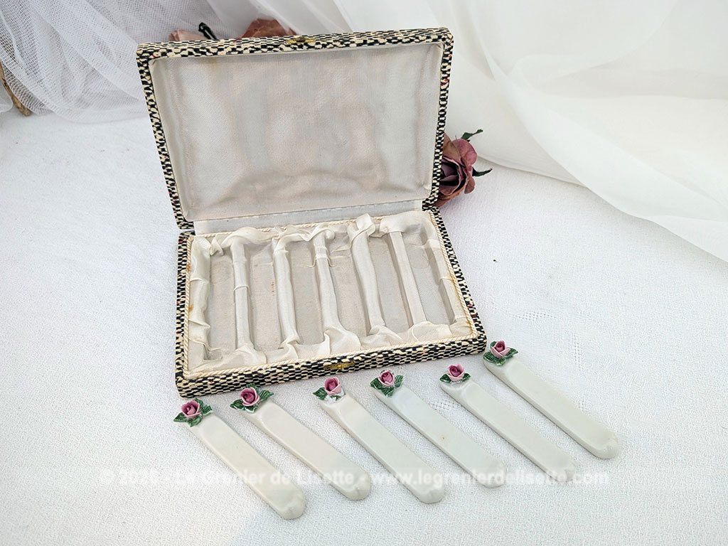 Voici un superbe coffret ancien comprenant 6 porte-couteaux en porcelaine blanche de Limoges, estampillés et numéroté et ornés d'une délicate rose en relief aux tons rose et vert. Présentés dans leur coffret d'origine tapissé de satin ivoire pour apporter une note romantique à vos tables de réception.