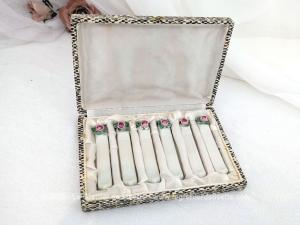 Voici un superbe coffret ancien comprenant 6 porte-couteaux en porcelaine blanche de Limoges, estampillés et numéroté et ornés d'une délicate rose en relief aux tons rose et vert. Présentés dans leur coffret d'origine tapissé de satin ivoire pour apporter une note romantique à vos tables de réception.