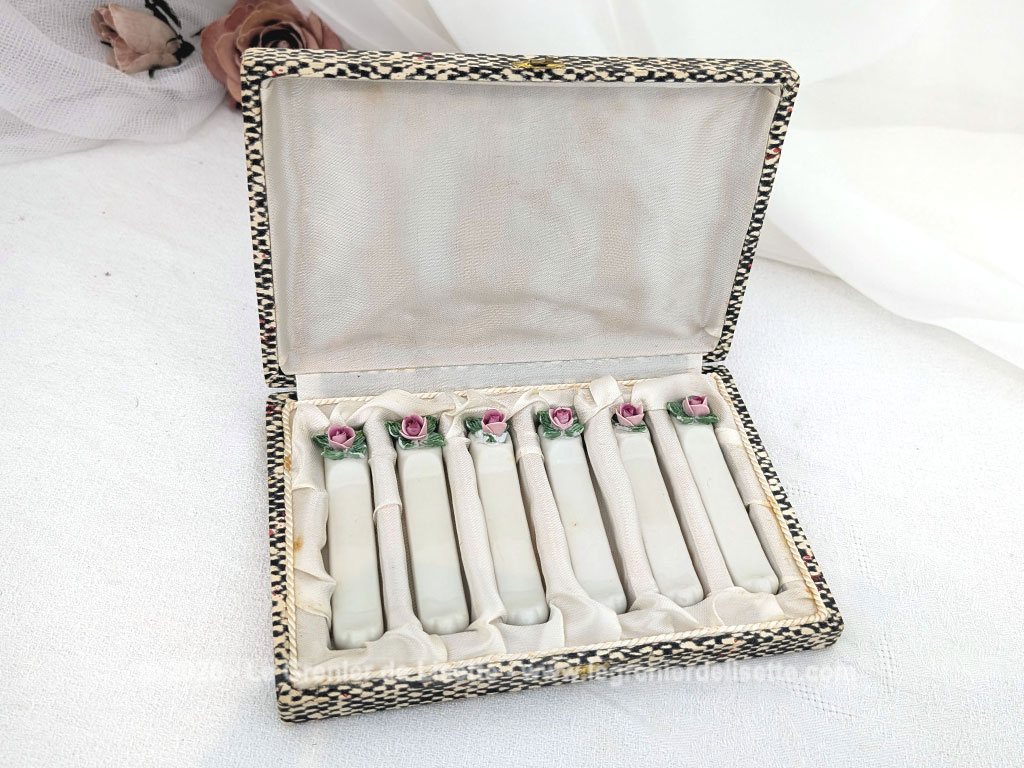 Voici un superbe coffret ancien comprenant 6 porte-couteaux en porcelaine blanche de Limoges, estampillés et numéroté et ornés d'une délicate rose en relief aux tons rose et vert. Présentés dans leur coffret d'origine tapissé de satin ivoire pour apporter une note romantique à vos tables de réception.