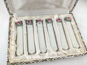 Ancien coffret 6 porte-couteaux Porcelaine de Limoges fleurs relief