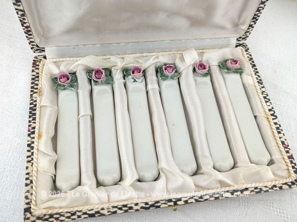 Voici un superbe coffret ancien comprenant 6 porte-couteaux en porcelaine blanche de Limoges, estampillés et numéroté et ornés d'une délicate rose en relief aux tons rose et vert. Présentés dans leur coffret d'origine tapissé de satin ivoire pour apporter une note romantique à vos tables de réception.