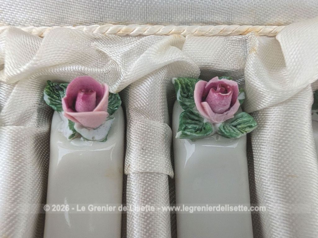 Voici un superbe coffret ancien comprenant 6 porte-couteaux en porcelaine blanche de Limoges, estampillés et numéroté et ornés d'une délicate rose en relief aux tons rose et vert. Présentés dans leur coffret d'origine tapissé de satin ivoire pour apporter une note romantique à vos tables de réception.