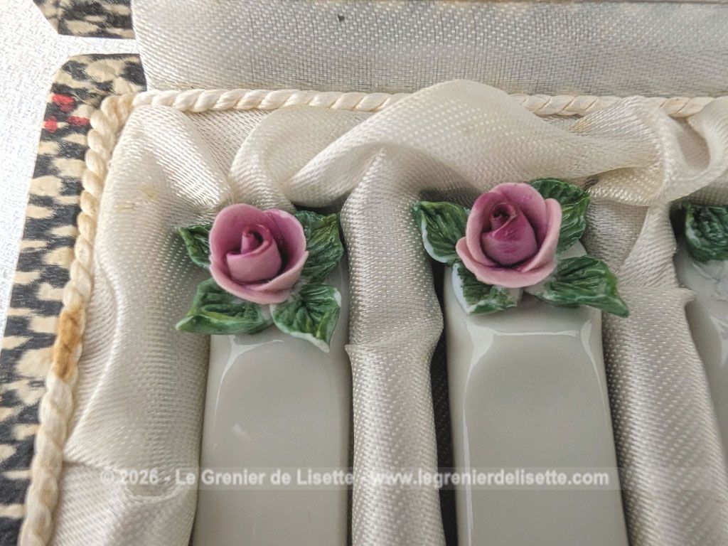 Voici un superbe coffret ancien comprenant 6 porte-couteaux en porcelaine blanche de Limoges, estampillés et numéroté et ornés d'une délicate rose en relief aux tons rose et vert. Présentés dans leur coffret d'origine tapissé de satin ivoire pour apporter une note romantique à vos tables de réception.