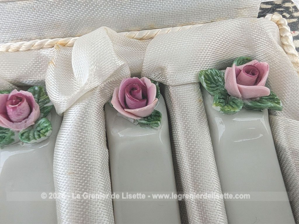 Voici un superbe coffret ancien comprenant 6 porte-couteaux en porcelaine blanche de Limoges, estampillés et numéroté et ornés d'une délicate rose en relief aux tons rose et vert. Présentés dans leur coffret d'origine tapissé de satin ivoire pour apporter une note romantique à vos tables de réception.