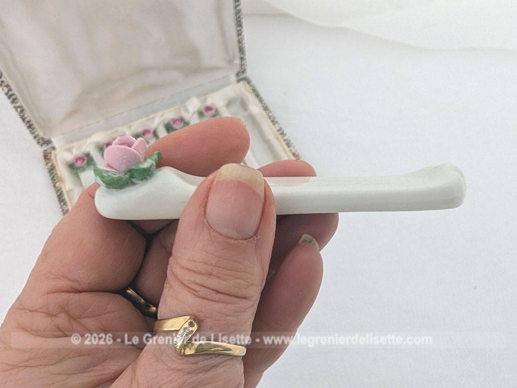 Voici un superbe coffret ancien comprenant 6 porte-couteaux en porcelaine blanche de Limoges, estampillés et numéroté et ornés d'une délicate rose en relief aux tons rose et vert. Présentés dans leur coffret d'origine tapissé de satin ivoire pour apporter une note romantique à vos tables de réception.