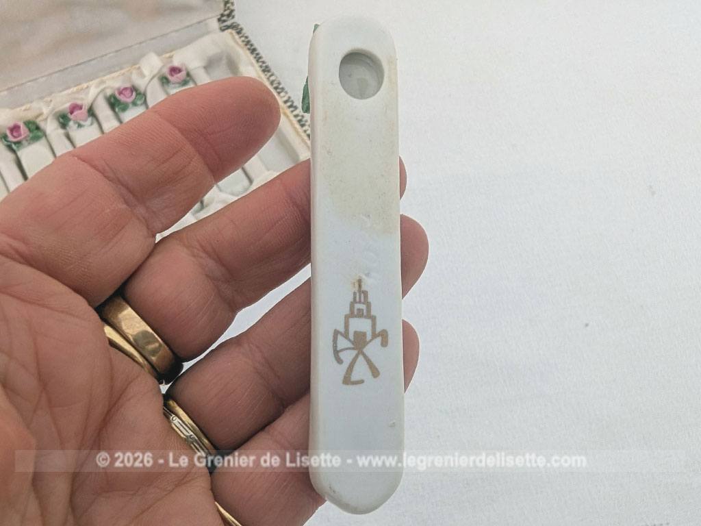 Voici un superbe coffret ancien comprenant 6 porte-couteaux en porcelaine blanche de Limoges, estampillés et numéroté et ornés d'une délicate rose en relief aux tons rose et vert. Présentés dans leur coffret d'origine tapissé de satin ivoire pour apporter une note romantique à vos tables de réception.