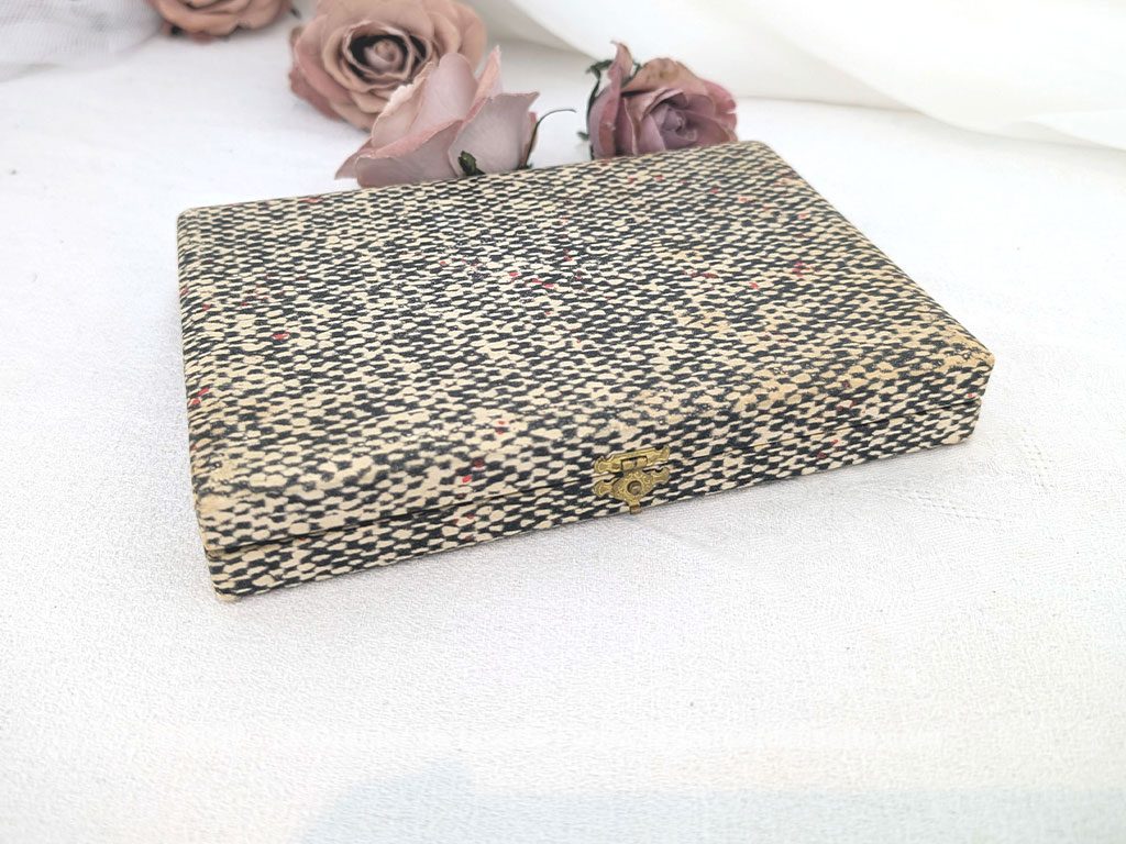 Voici un superbe coffret ancien comprenant 6 porte-couteaux en porcelaine blanche de Limoges, estampillés et numéroté et ornés d'une délicate rose en relief aux tons rose et vert. Présentés dans leur coffret d'origine tapissé de satin ivoire pour apporter une note romantique à vos tables de réception.