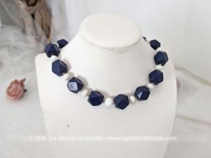 Sur 40 cm de long, voici un collier ras de cou vintage dans le style des années 70 en perles en galalithe bleu facettées et blanches toutes rondes dans un style graphique très élégant. 