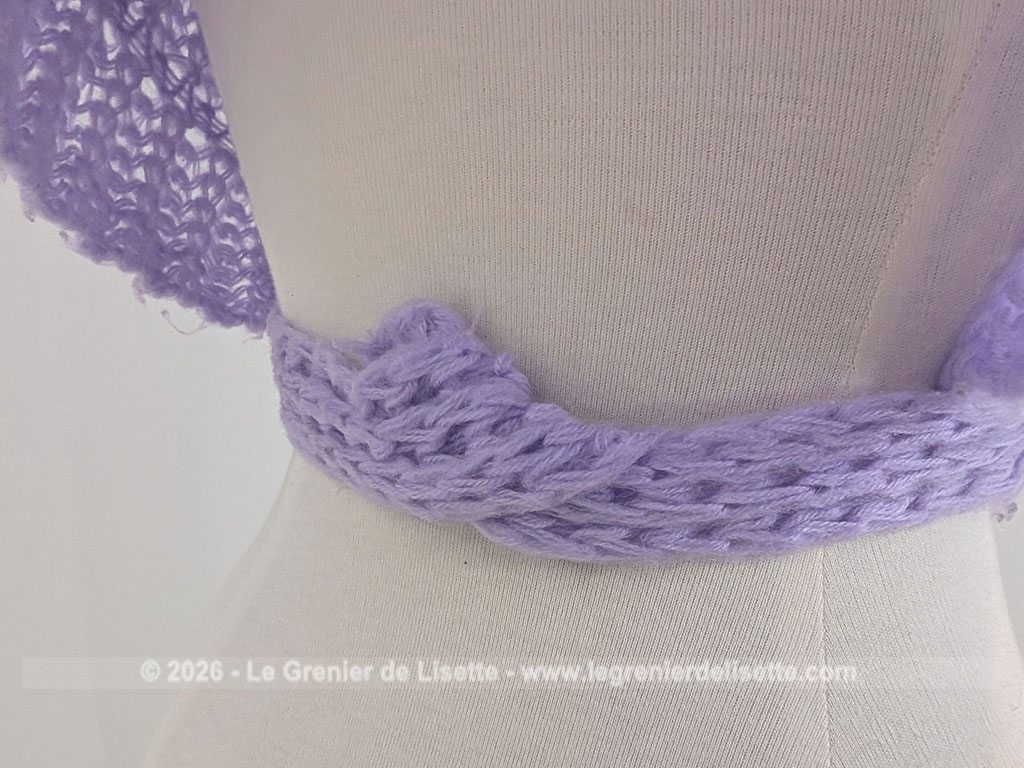 Que de charme dans cette superbe et douce liseuse fait main en laine acrylique toute douce de couleur parme à nouer à la taille, couvre épaules sans manche. Taille 38 à 44 !!!