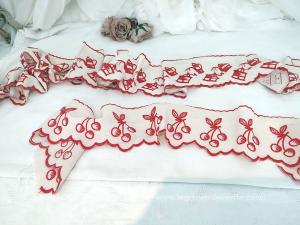 Duo de frises vintages en coton écru, brodées de motifs rouges représentant des cerises sur 100 x 12 cm et sur 350 x 13 cm des moulins à café et des cafetières rétro, festonnée en rouge. Parfaits pour décorer des étagères de cuisine ou pour des projets de couture au style campagne.