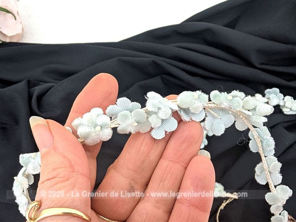 Voici un ravissant duo de petites couronnes identiques ornées de délicates fleurs en tissu bleu pastel, accessoires de coiffure de 34 cm parfaits pour une demoiselle d'honneur, une communion ou une douce décoration romantique, vintage et shabby.