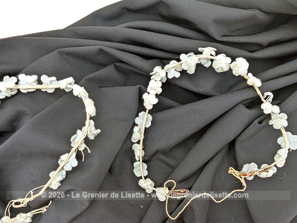 Voici un ravissant duo de petites couronnes identiques ornées de délicates fleurs en tissu bleu pastel, accessoires de coiffure de 34 cm parfaits pour une demoiselle d'honneur, une communion ou une douce décoration romantique, vintage et shabby.