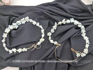 Voici un ravissant duo de petites couronnes identiques ornées de délicates fleurs en tissu bleu pastel, accessoires de coiffure de 34 cm parfaits pour une demoiselle d'honneur, une communion ou une douce décoration romantique, vintage et shabby.