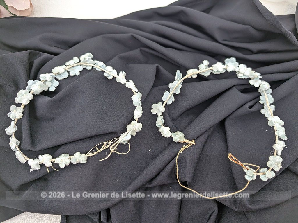 Voici un ravissant duo de petites couronnes identiques ornées de délicates fleurs en tissu bleu pastel, accessoires de coiffure de 34 cm parfaits pour une demoiselle d'honneur, une communion ou une douce décoration romantique, vintage et shabby.