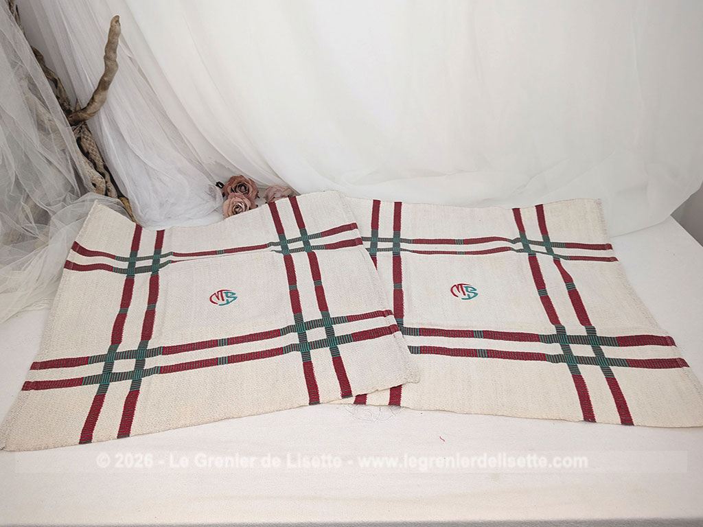 Voici un duo d'anciens torchons ou grandes serviettes en tissus en métis damassé décorés de larges bandes rouge et vert, couleur du Pays Basque, avec au centre les monogrammes MB.