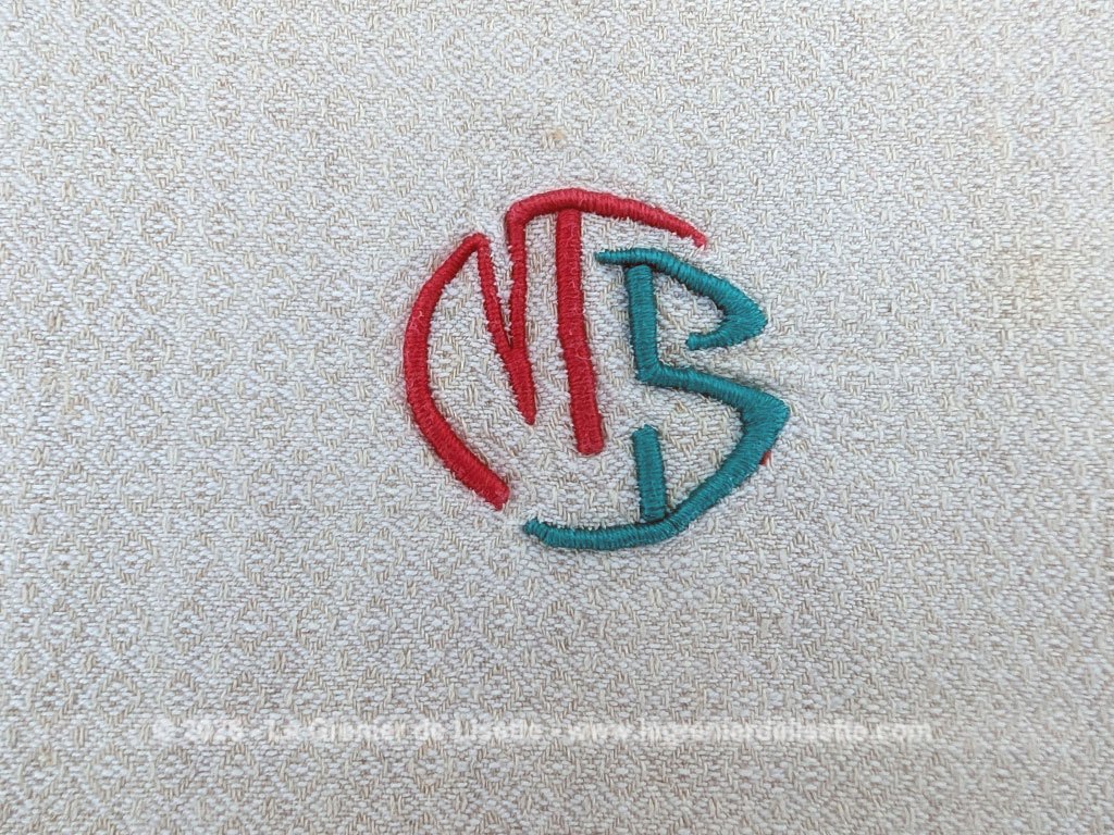 Voici un duo d'anciens torchons ou grandes serviettes en tissus en métis damassé décorés de larges bandes rouge et vert, couleur du Pays Basque, avec au centre les monogrammes MB.