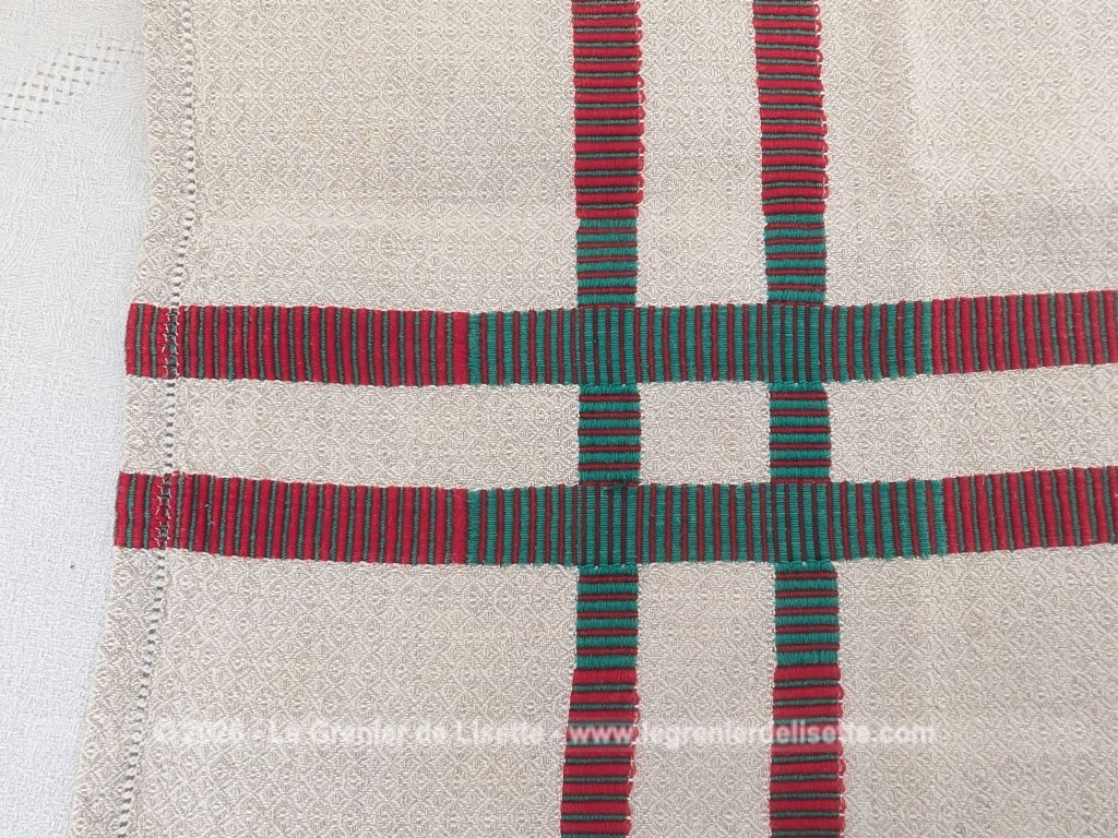 Voici un duo d'anciens torchons ou grandes serviettes en tissus en métis damassé décorés de larges bandes rouge et vert, couleur du Pays Basque, avec au centre les monogrammes MB.