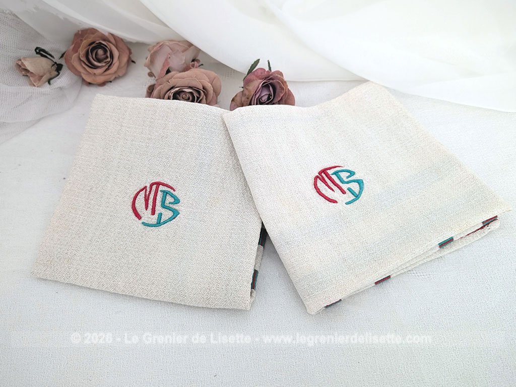 Voici un duo d'anciens torchons ou grandes serviettes en tissus en métis damassé décorés de larges bandes rouge et vert, couleur du Pays Basque, avec au centre les monogrammes MB.