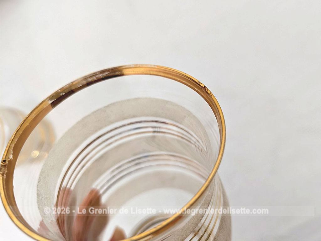 Sur 16 cm de haut et 9 cm de large, voici un duo de petits vases vintage qui jouent sur le contraste de matières avec une alternance de bandes de verre granité à l'aspect givré et de larges anneaux dorés.