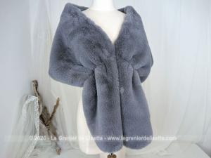 Voici une étole en fausse fourrure d'un gris anthracite clair, particulièrement douce, dense et d'une élégance absolue. Doublée d'un tissu satiné assorti, accessoire chic par excellence pour sublimer une tenue de soirée été comme hiver.