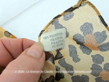 Sur 160 x 115 cm, voici un superbe foulard d'allure vintage en 100% polyester décoré de motifs