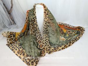 Sur 160 x 115 cm, voici un superbe foulard d'allure vintage en 100% polyester décoré de motifs