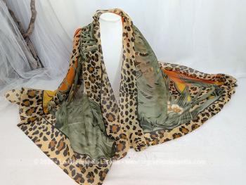 Sur 160 x 115 cm, voici un superbe foulard d'allure vintage en 100% polyester décoré de motifs