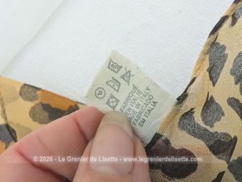 Sur 160 x 115 cm, voici un superbe foulard d'allure vintage en 100% polyester décoré de motifs