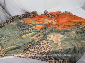 Sur 160 x 115 cm, voici un superbe foulard d'allure vintage en 100% polyester décoré de motifs
