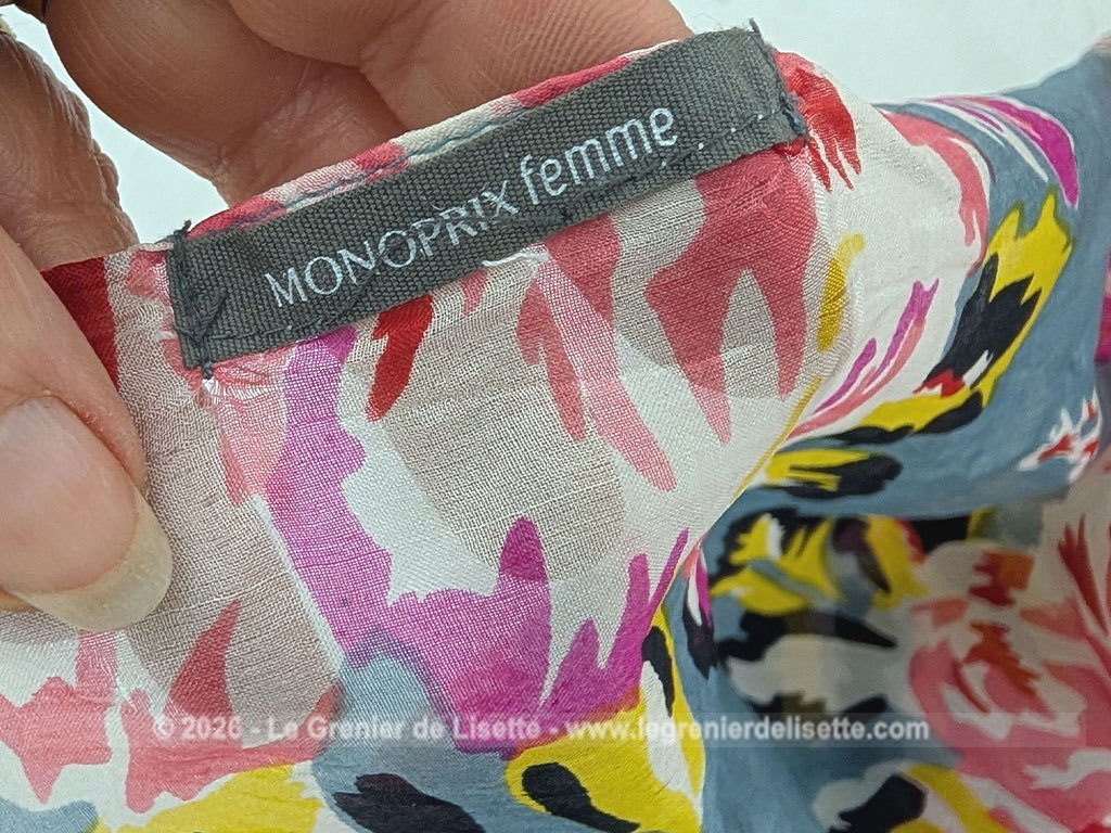 Sur 175 x 150 cm, voici un superbe foulard vintage en coton mélangé viscose, tout doux au toucher et decoré de gros bouquets de fleurs rosés sur un fond bleu gris. Etiquette