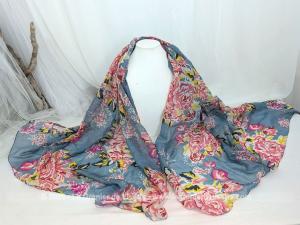 Sur 175 x 150 cm, voici un superbe foulard vintage en coton mélangé viscose, tout doux au toucher et decoré de gros bouquets de fleurs rosés sur un fond bleu gris. Etiquette