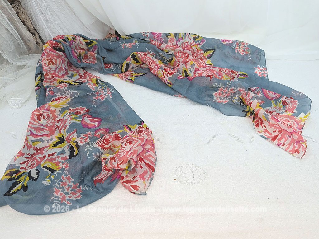 Sur 175 x 150 cm, voici un superbe foulard vintage en coton mélangé viscose, tout doux au toucher et decoré de gros bouquets de fleurs rosés sur un fond bleu gris. Etiquette
