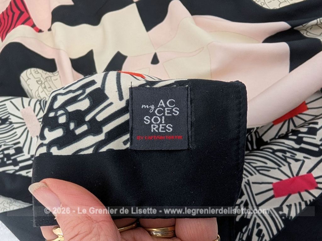 Voici un foulard très élégant en soie de 90 x 90 cm de la marque