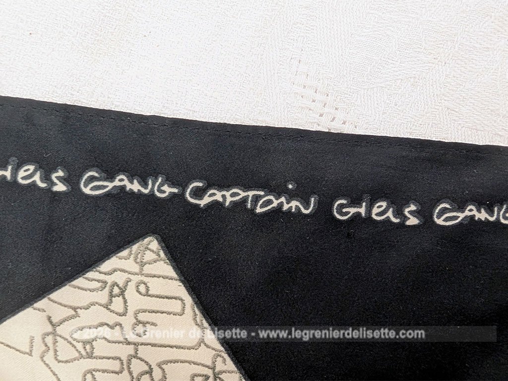 Voici un foulard très élégant en soie de 90 x 90 cm de la marque