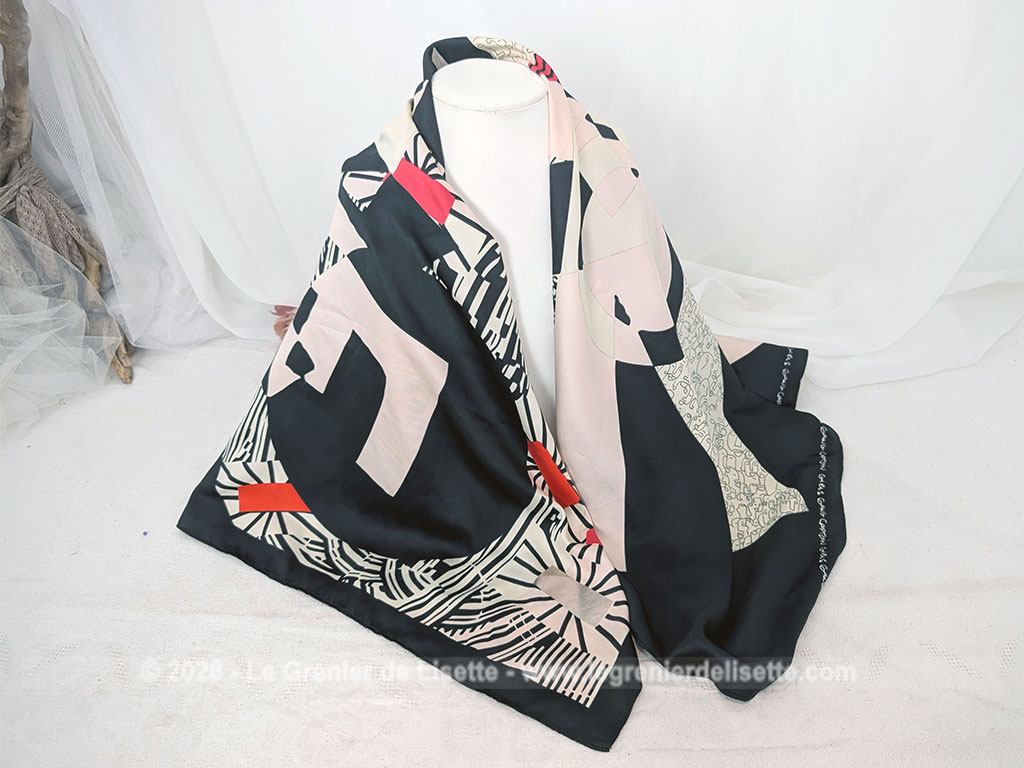 Voici un foulard très élégant en soie de 90 x 90 cm de la marque