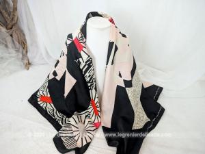 Voici un foulard très élégant en soie de 90 x 90 cm de la marque