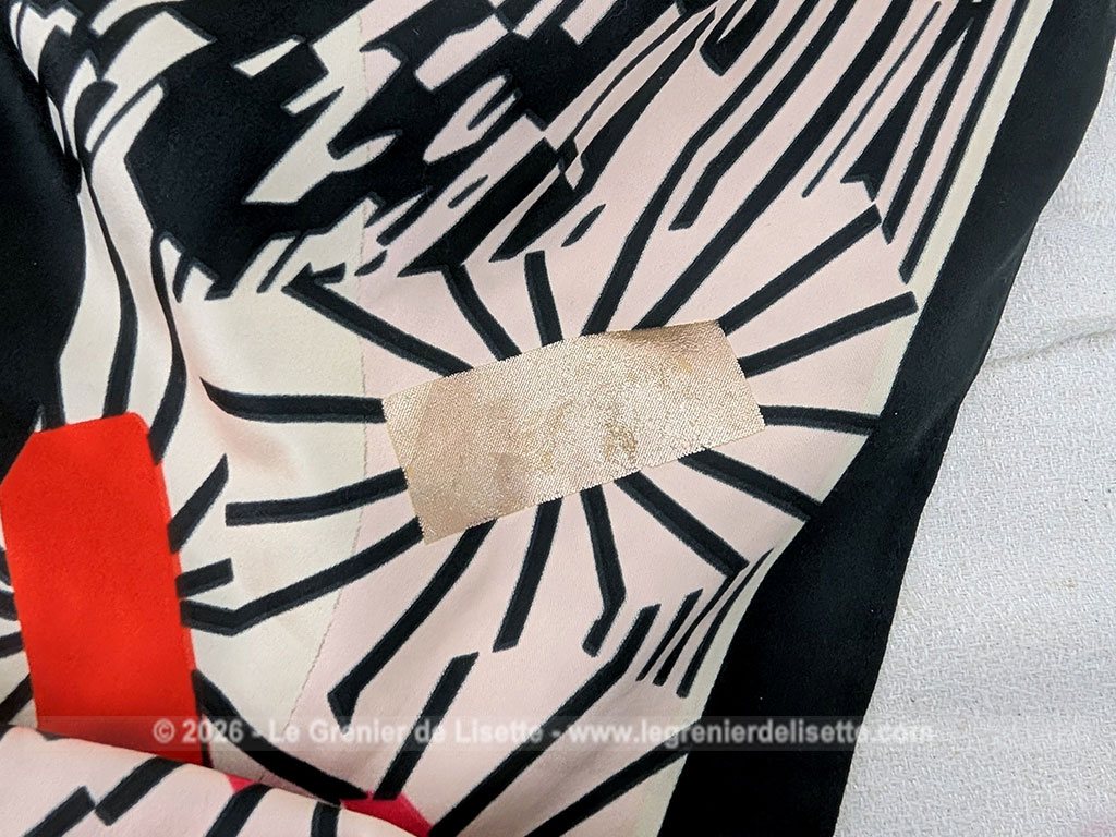 Voici un foulard très élégant en soie de 90 x 90 cm de la marque