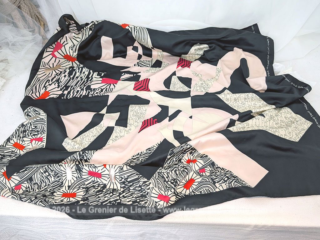 Voici un foulard très élégant en soie de 90 x 90 cm de la marque
