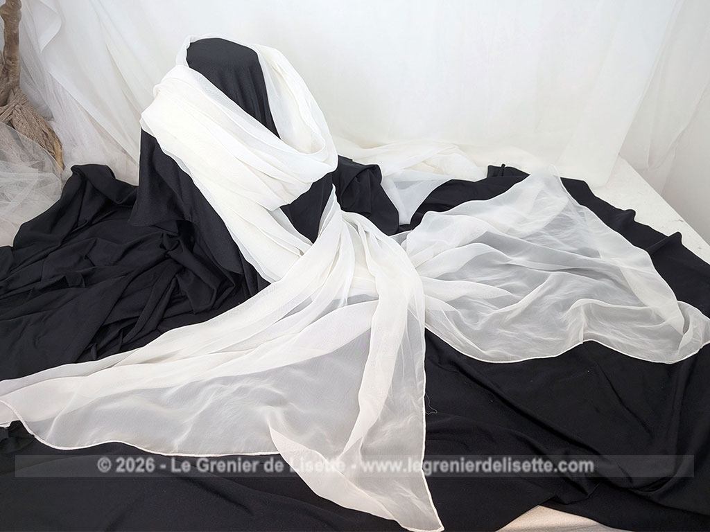 Voici un grande étole ivoire de 265 x 70 cm en voile synthétique pour un effet vintage sur les épaules, autour du cou ou sur les cheveux !
