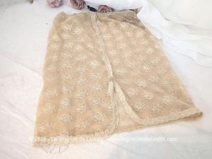 Voici un jupon vintage en tulle brodé des années 60/70, orné de motifs floraux ton sur ton. On aime sa transparence vaporeuse et son authenticité française. À noter que l'élastique à la taille est distendu par le temps.