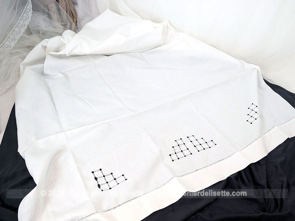 Voici un magnifique drap ancien de 90 x 126 cm pour berceau ou lit de bébé en coton blanc orné d'un superbe travail de jours de broderies géométriques et d'un élégant monogramme MS brodé à la main.