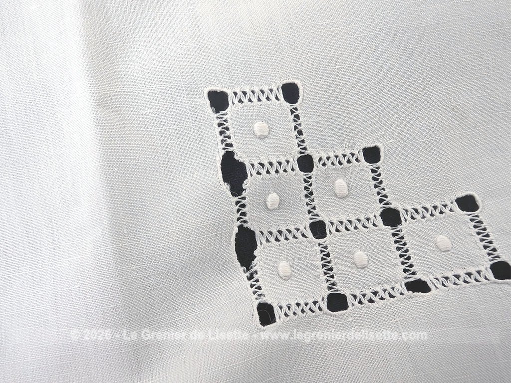 Voici un magnifique drap ancien de 90 x 126 cm pour berceau ou lit de bébé en coton blanc orné d'un superbe travail de jours de broderies géométriques et d'un élégant monogramme MS brodé à la main.