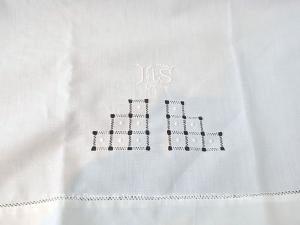 Ancien drap berceau ou lit de bébé broderie jours et monogramme MS