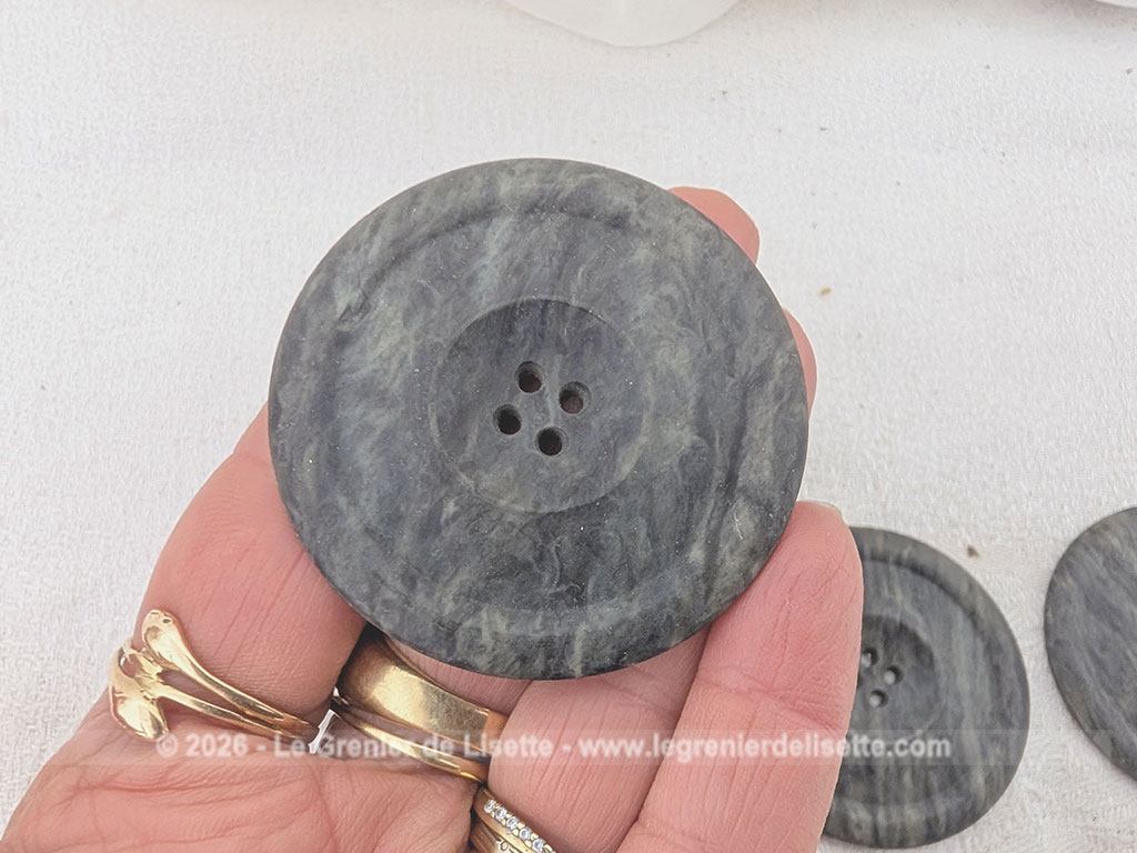 Voici un très beau lot de boutons anciens de mercerie comprenant quatre grands boutons sombres, deux modèles ciselés et une magnifique pièce travaillée en argent véritable porteuse d'un poinçon officiel au dos.