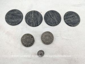 Voici un très beau lot de boutons anciens de mercerie comprenant quatre grands boutons sombres, deux modèles ciselés et une magnifique pièce travaillée en argent véritable porteuse d'un poinçon officiel au dos.