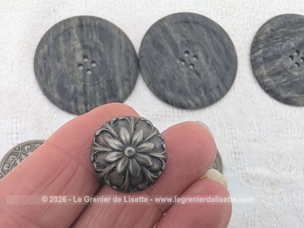 Voici un très beau lot de boutons anciens de mercerie comprenant quatre grands boutons sombres, deux modèles ciselés et une magnifique pièce travaillée en argent véritable porteuse d'un poinçon officiel au dos.
