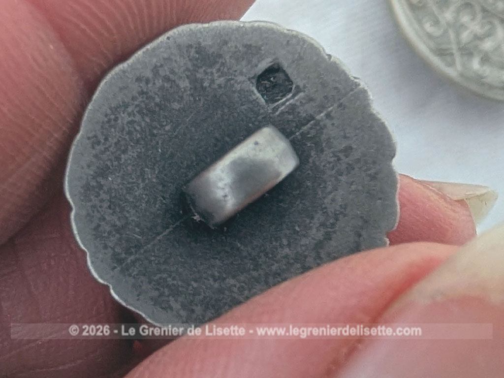 Voici un très beau lot de boutons anciens de mercerie comprenant quatre grands boutons sombres, deux modèles ciselés et une magnifique pièce travaillée en argent véritable porteuse d'un poinçon officiel au dos.