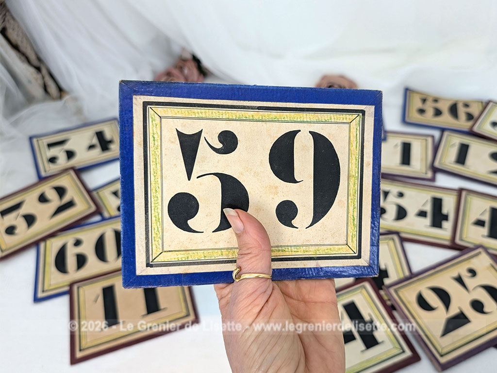 Voici un lot 23 plaques anciennes de 11.5 x 15.5 cm en carton épais imprimées de numéros noirs probablement issues d'anciens systèmes de gestion pour les vestiaires de théâtres ou tirage de loteries de kermesses. Idée de décoration originale !