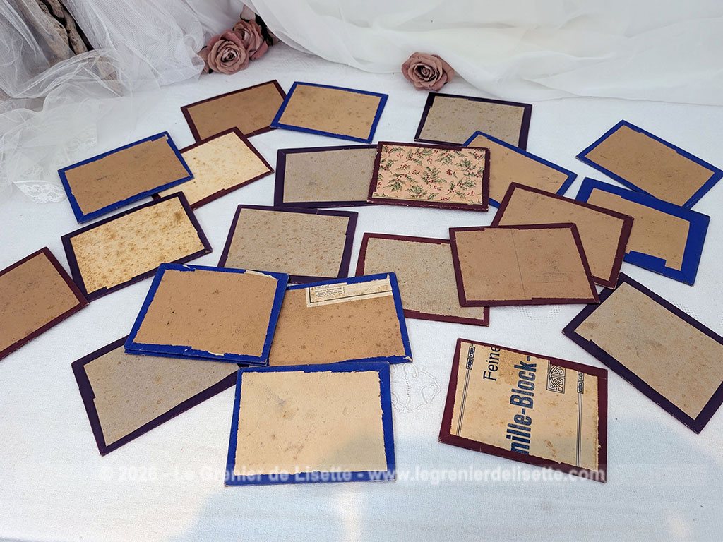 Voici un lot 23 plaques anciennes de 11.5 x 15.5 cm en carton épais imprimées de numéros noirs probablement issues d'anciens systèmes de gestion pour les vestiaires de théâtres ou tirage de loteries de kermesses. Idée de décoration originale !